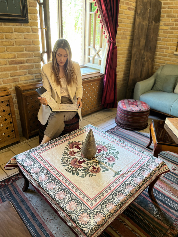 رومیزی و سفره ضدلک طرح اشرافی