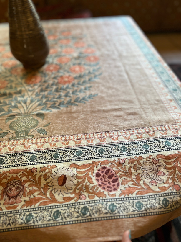 رومیزی و سفره ضدلک طرح اشرافی