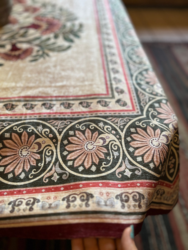 رومیزی و سفره ضدلک طرح اشرافی