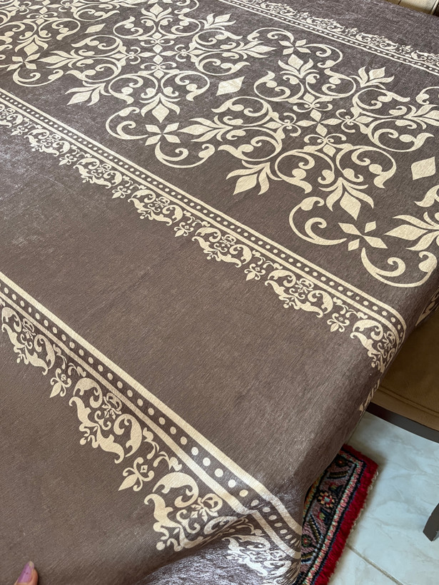 رومیزی و سفره ضدلک طرح مادام