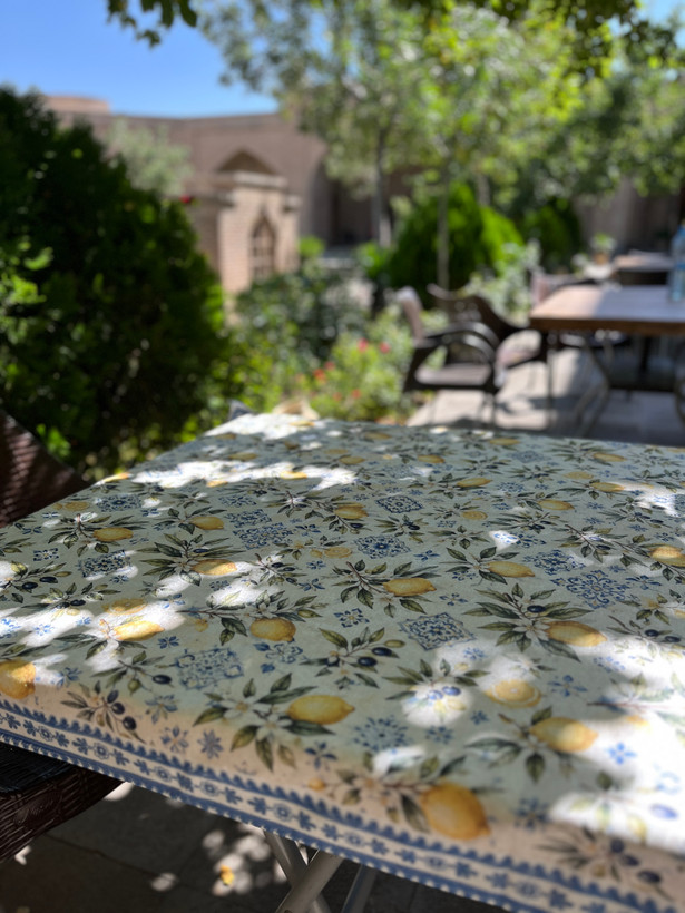 رومیزی و سفره ضدلک طرح باغ لیمو